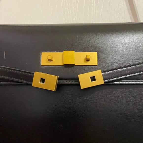 Chic Black Leather Shoulder  Bag with Gold Accents - Picture 9 of 12